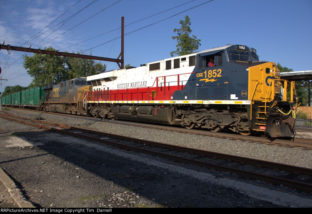 CSX 1852 leads M301